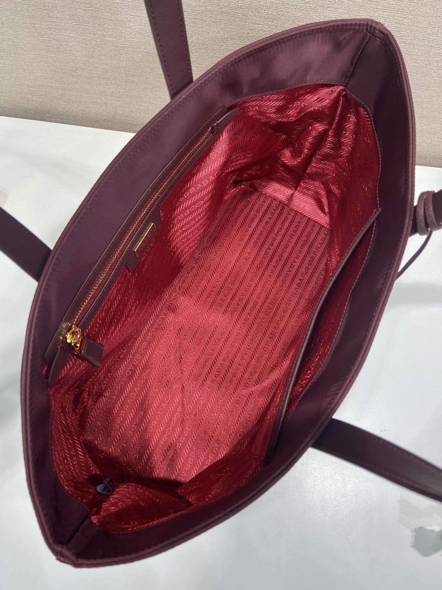 Bagsaaa Pra*a Re-Edition 1978 medium Re-Nylon and Saffiano leather tote bag 1BG555 dark red - 35cm