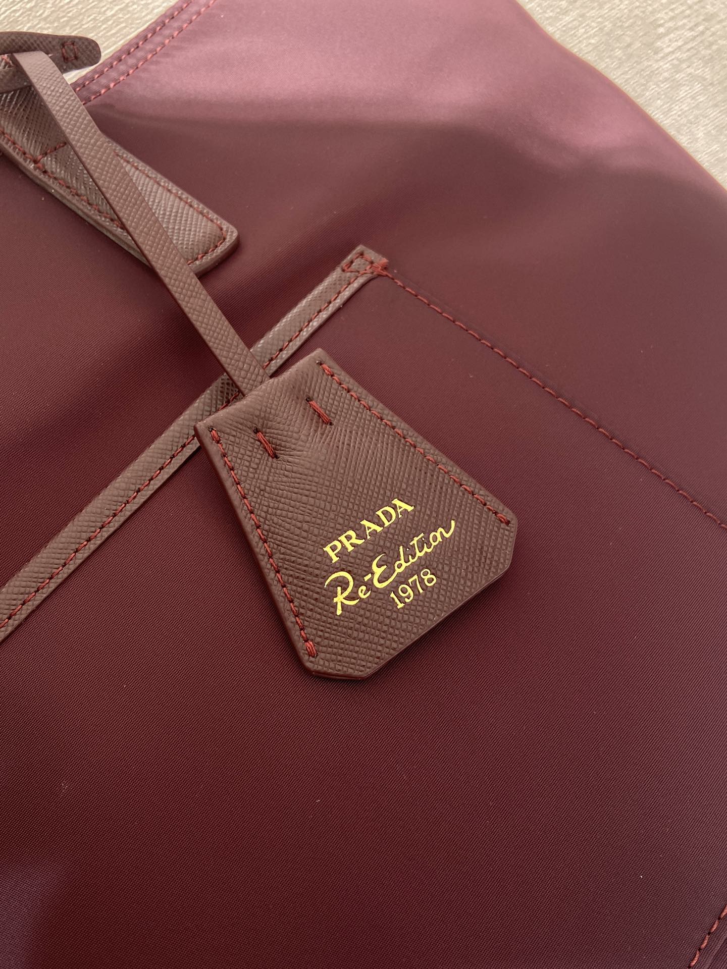 Bagsaaa Pra*a Re-Edition 1978 medium Re-Nylon and Saffiano leather tote bag 1BG555 dark red - 35cm