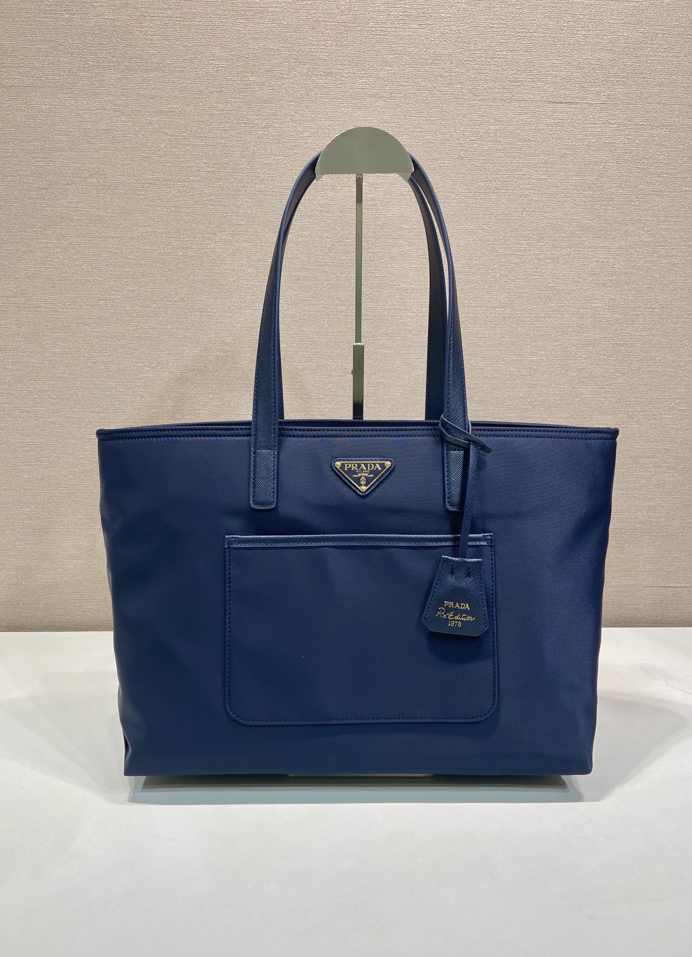 Bagsaaa Pra*a Re-Edition 1978 medium Re-Nylon and Saffiano leather tote bag 1BG555 navy blue - 35cm