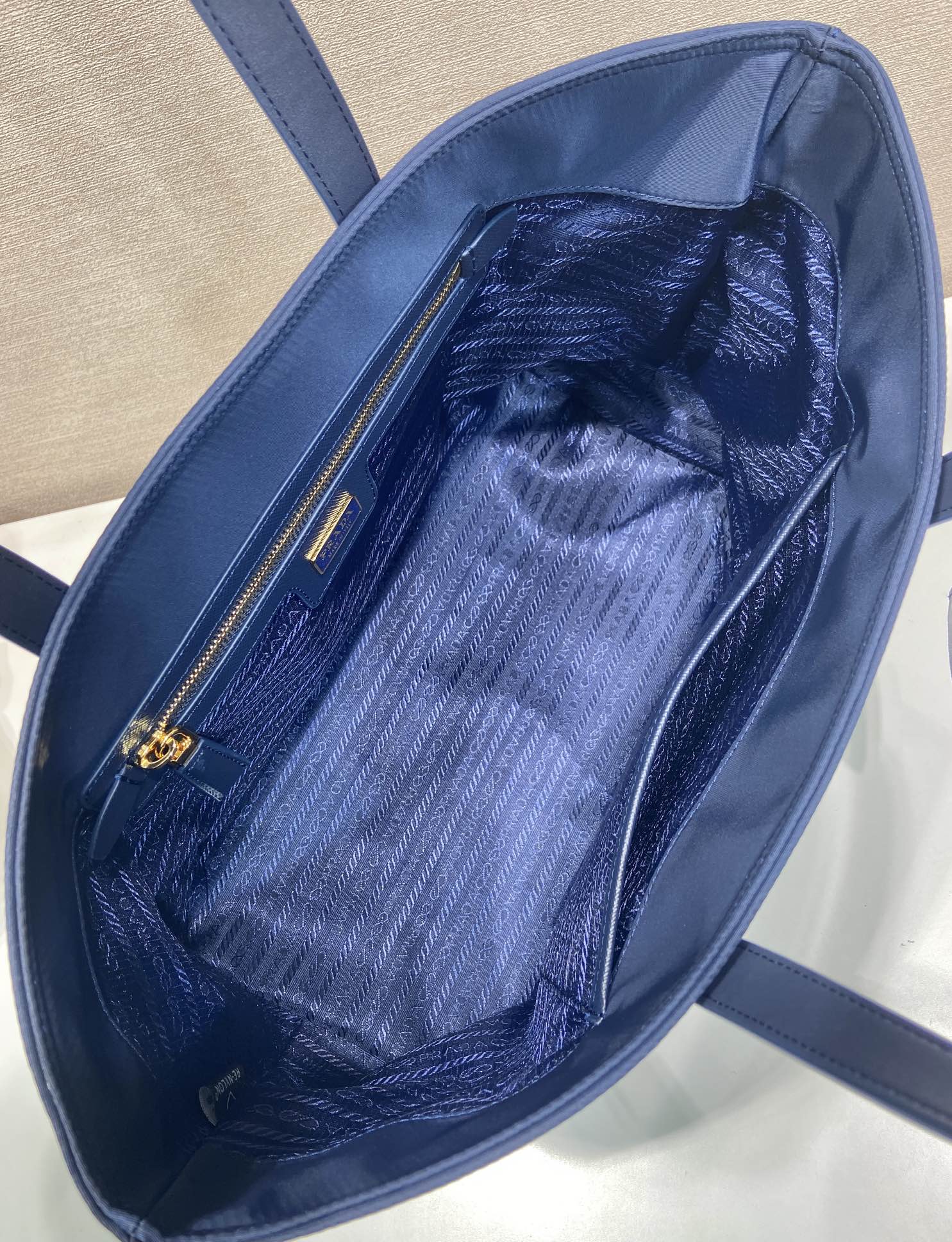 Bagsaaa Pra*a Re-Edition 1978 medium Re-Nylon and Saffiano leather tote bag 1BG555 navy blue - 35cm