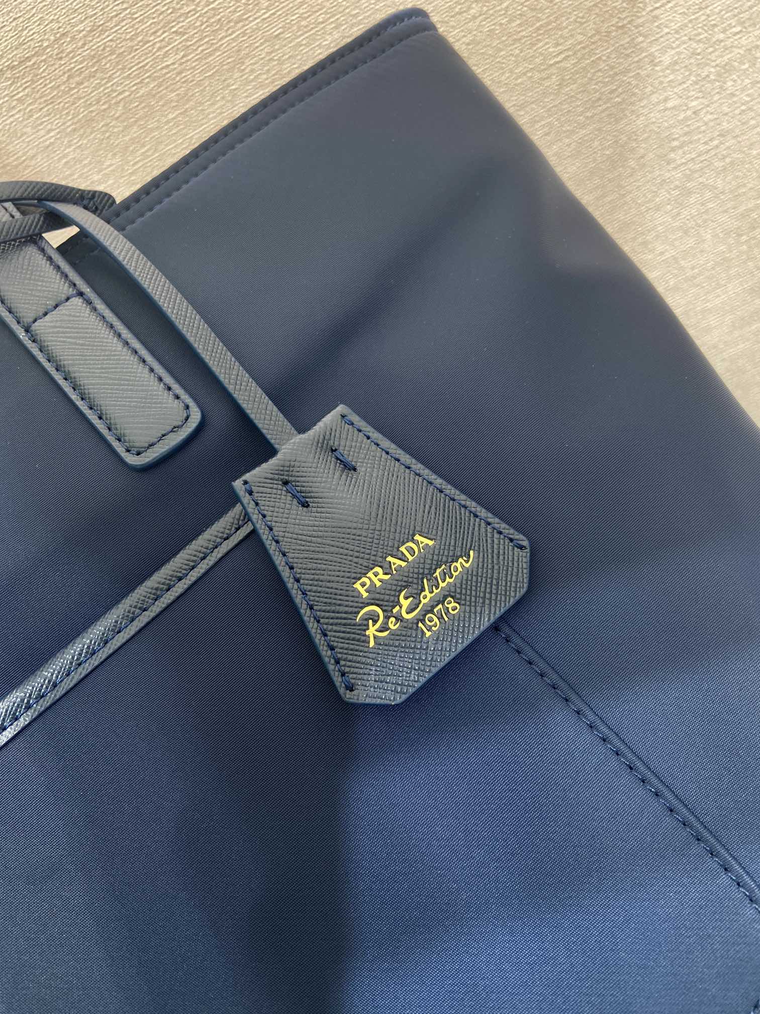 Bagsaaa Pra*a Re-Edition 1978 medium Re-Nylon and Saffiano leather tote bag 1BG555 navy blue - 35cm