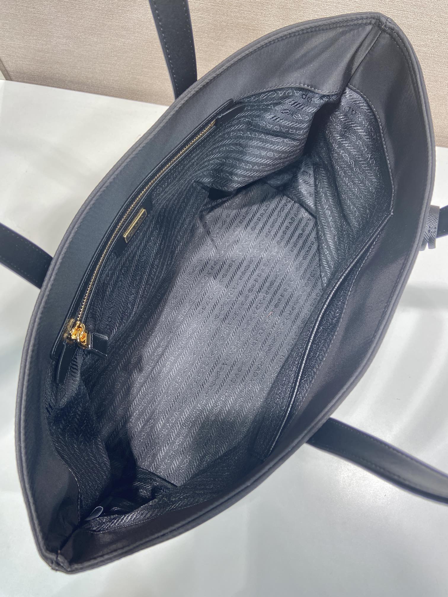 Bagsaaa Pra*a Re-Edition 1978 medium Re-Nylon and Saffiano leather tote bag 1BG555 black - 35cm