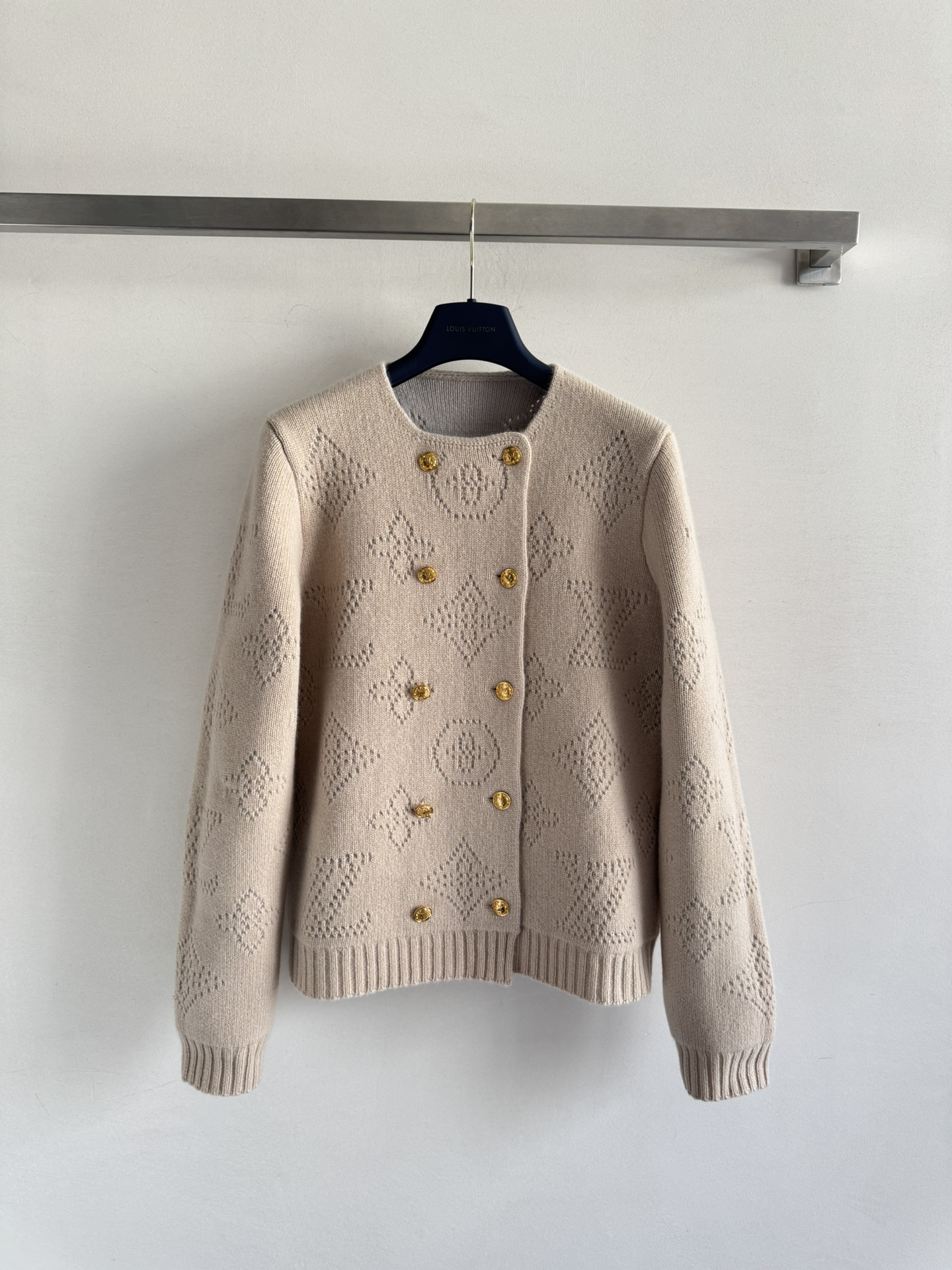 Bagsaaa L0vis Vvtt0n Double-Breasted Mahina Knit Cardigan beige