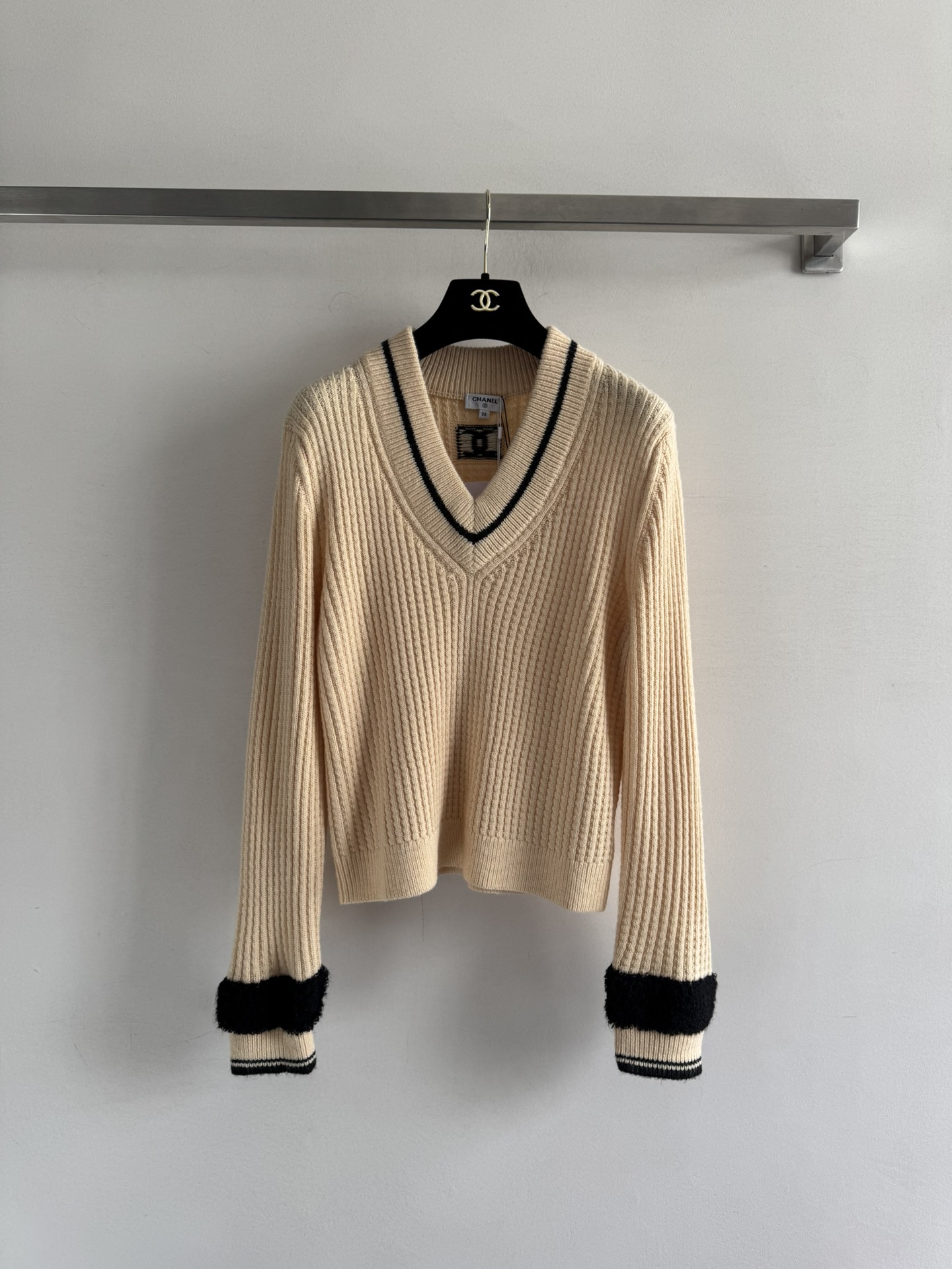 Bagsaaa Ch**el ribbed knit v-neck sweater beige