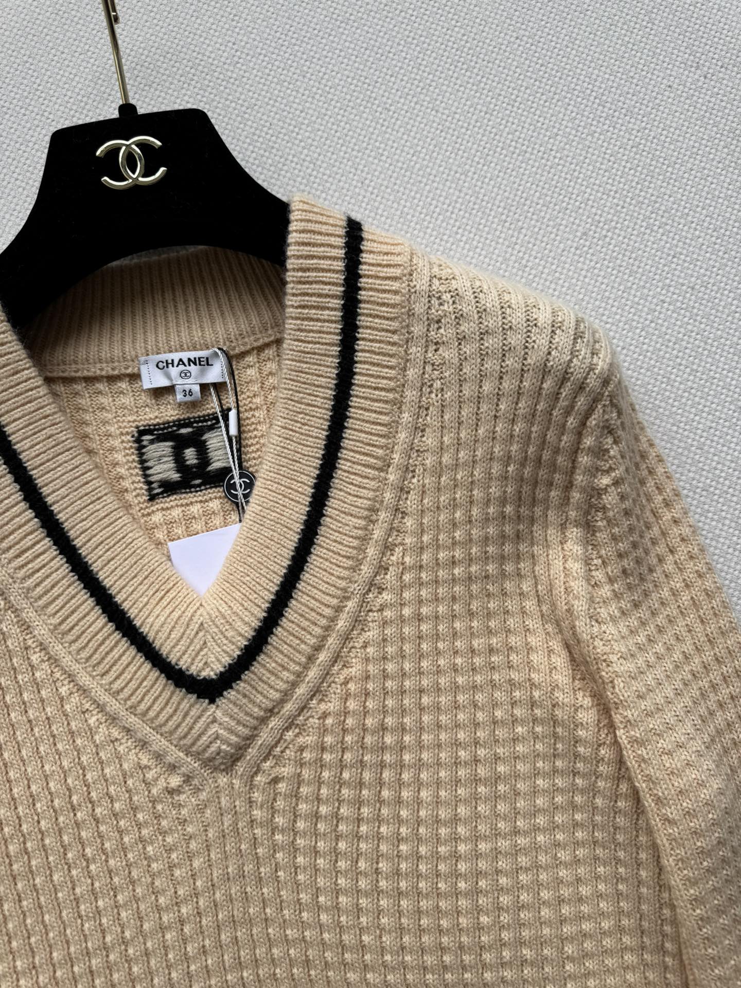 Bagsaaa Ch**el ribbed knit v-neck sweater beige