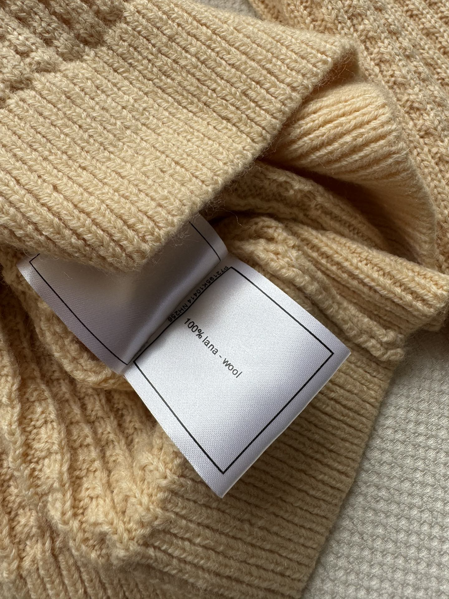 Bagsaaa Ch**el ribbed knit v-neck sweater beige