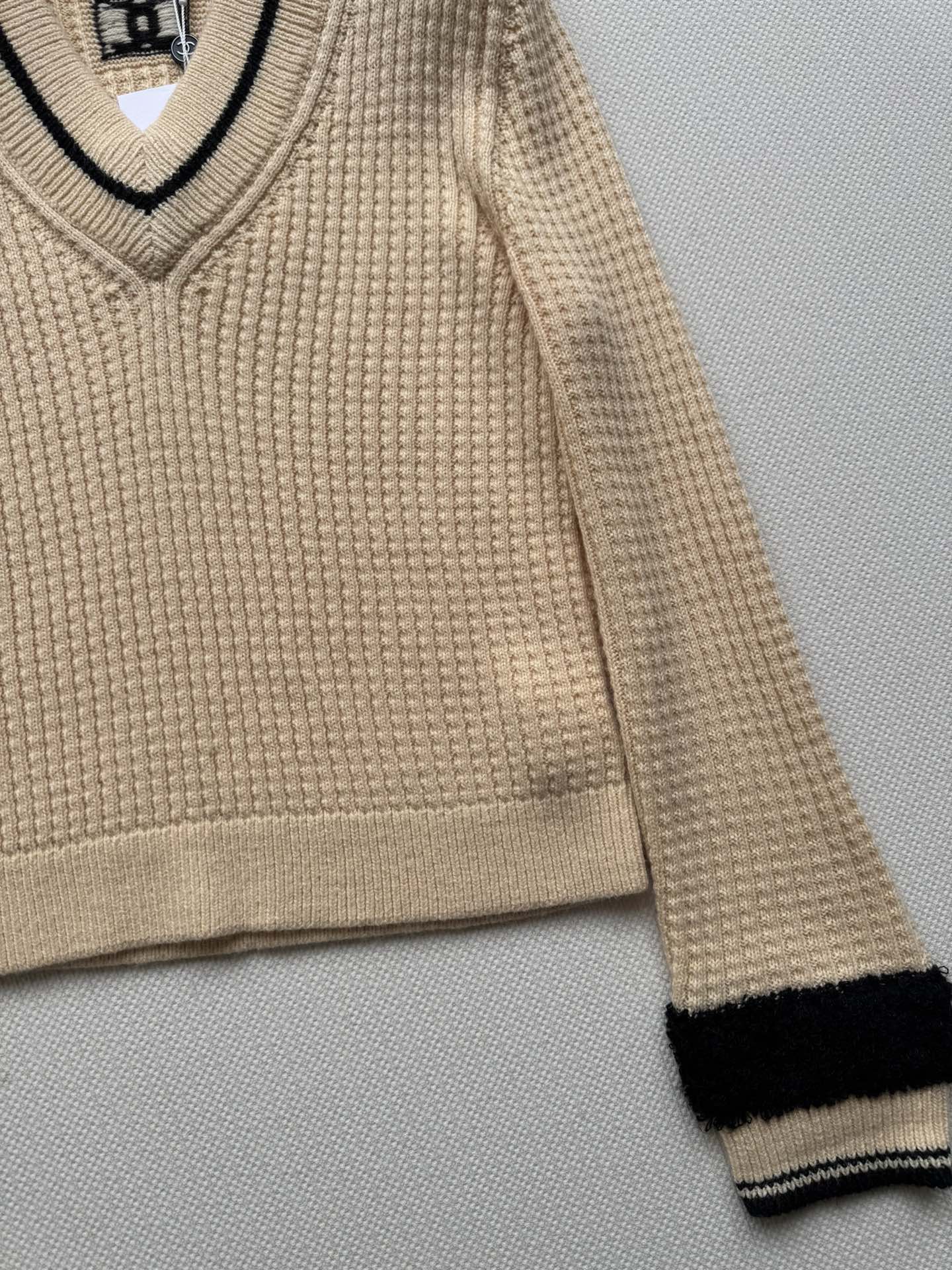 Bagsaaa Ch**el ribbed knit v-neck sweater beige