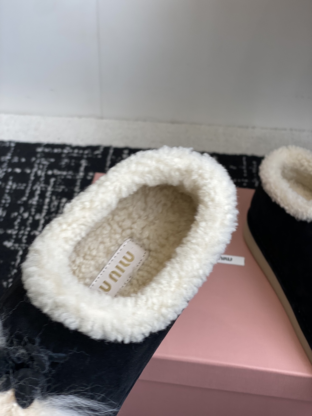 Bagsaaa Miu Miu Suede Shearling Slippers black