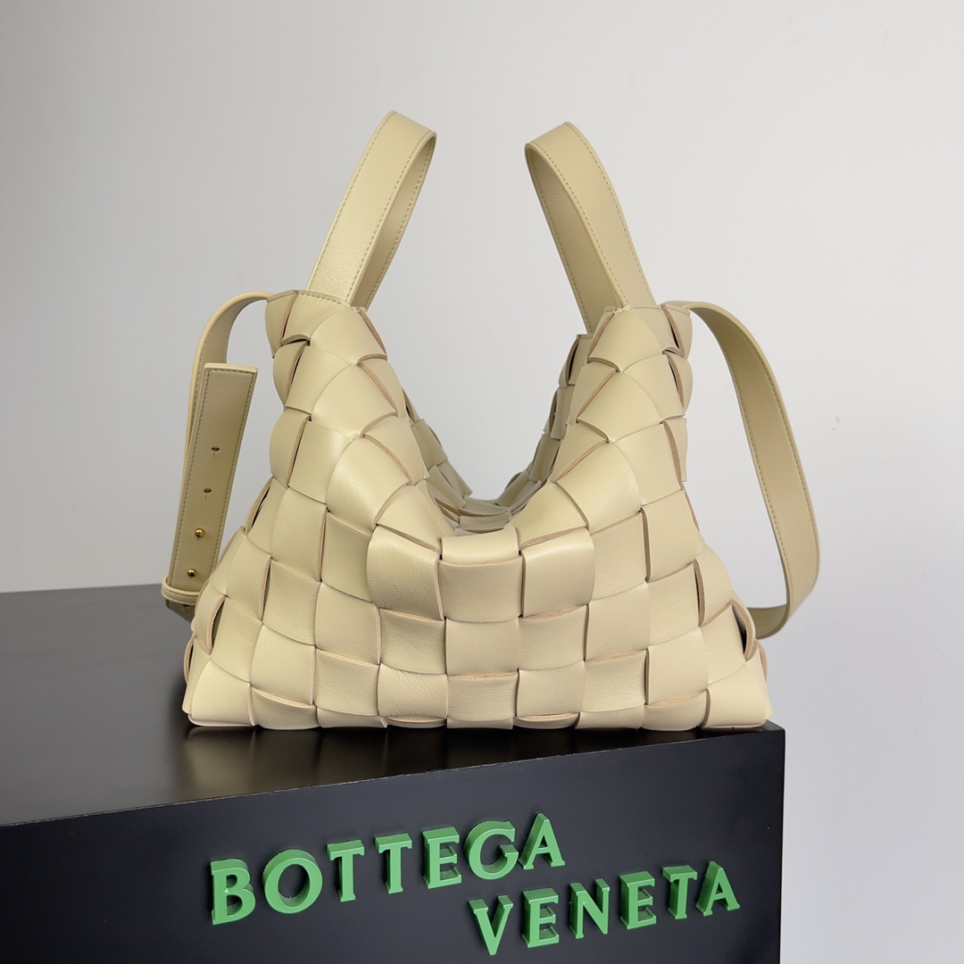 Bagsaaa B0tt*ga Ven*ta Bowling Cassette bag in light beige - 28cm