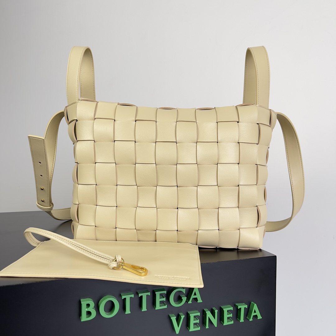 Bagsaaa B0tt*ga Ven*ta Bowling Cassette bag in light beige - 28cm