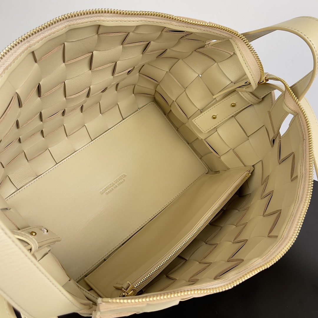 Bagsaaa B0tt*ga Ven*ta Bowling Cassette bag in light beige - 28cm
