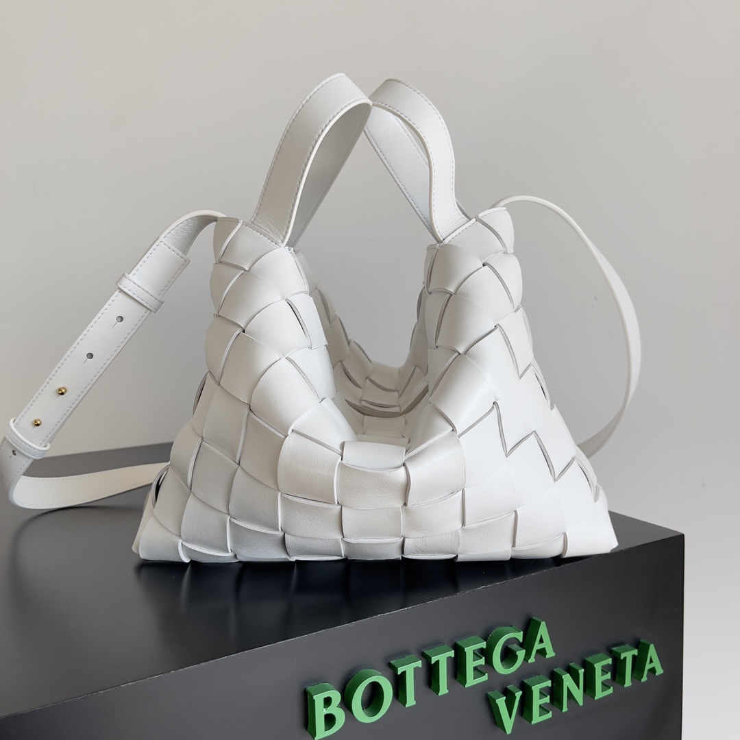 Bagsaaa B0tt*ga Ven*ta Bowling Cassette bag in white - 28cm