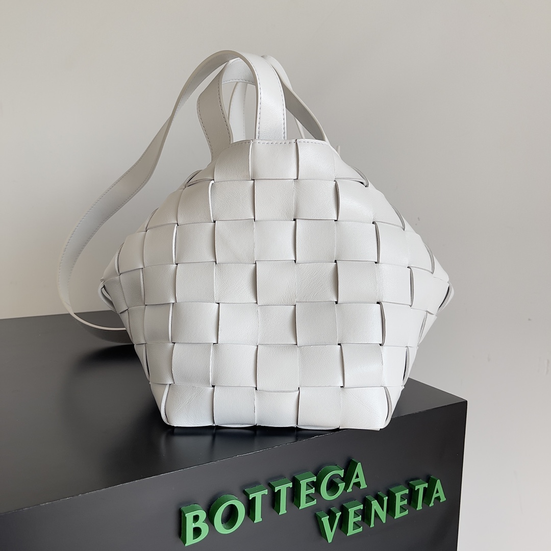 Bagsaaa B0tt*ga Ven*ta Bowling Cassette bag in white - 28cm