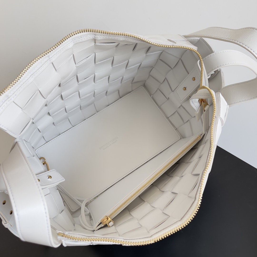 Bagsaaa B0tt*ga Ven*ta Bowling Cassette bag in white - 28cm