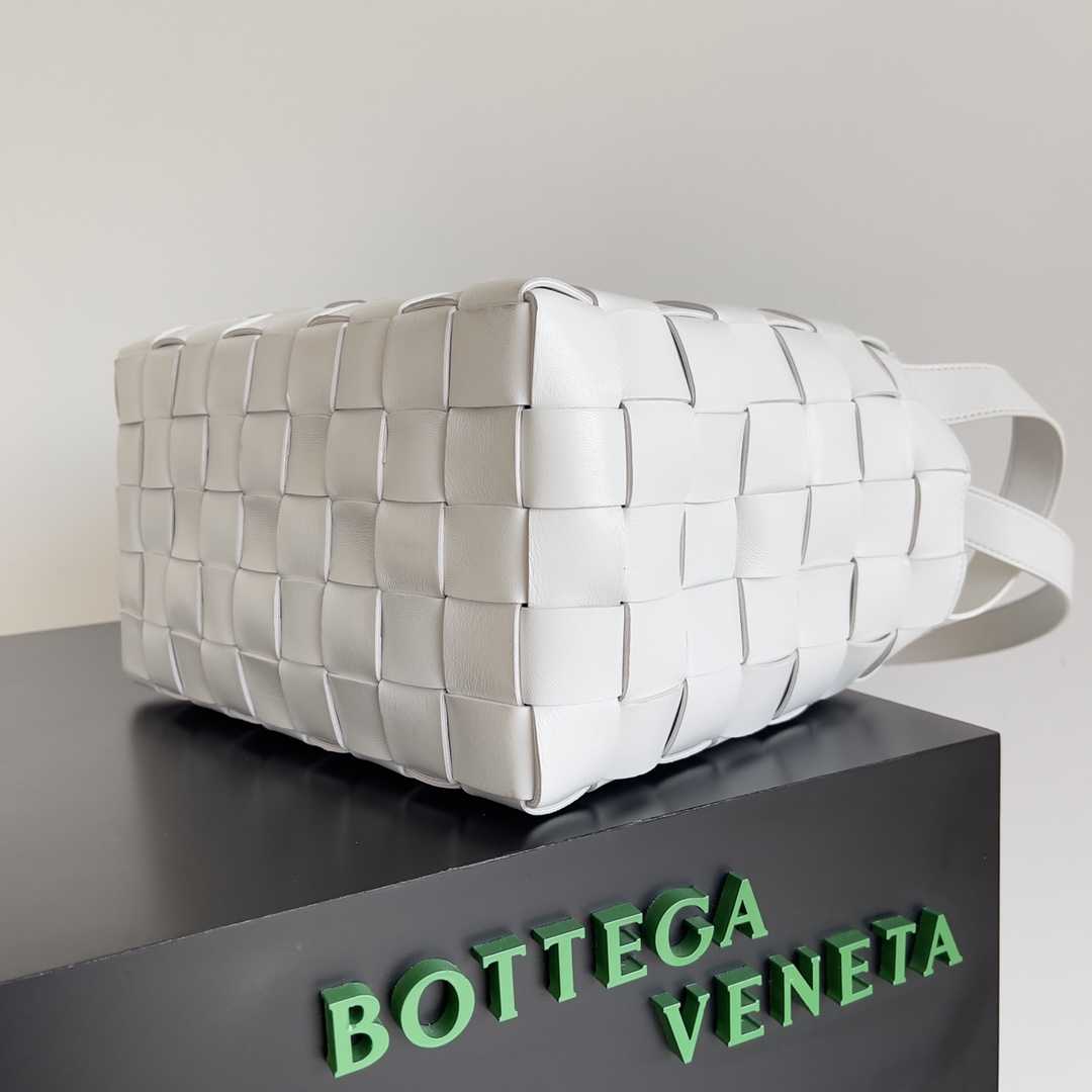 Bagsaaa B0tt*ga Ven*ta Bowling Cassette bag in white - 28cm