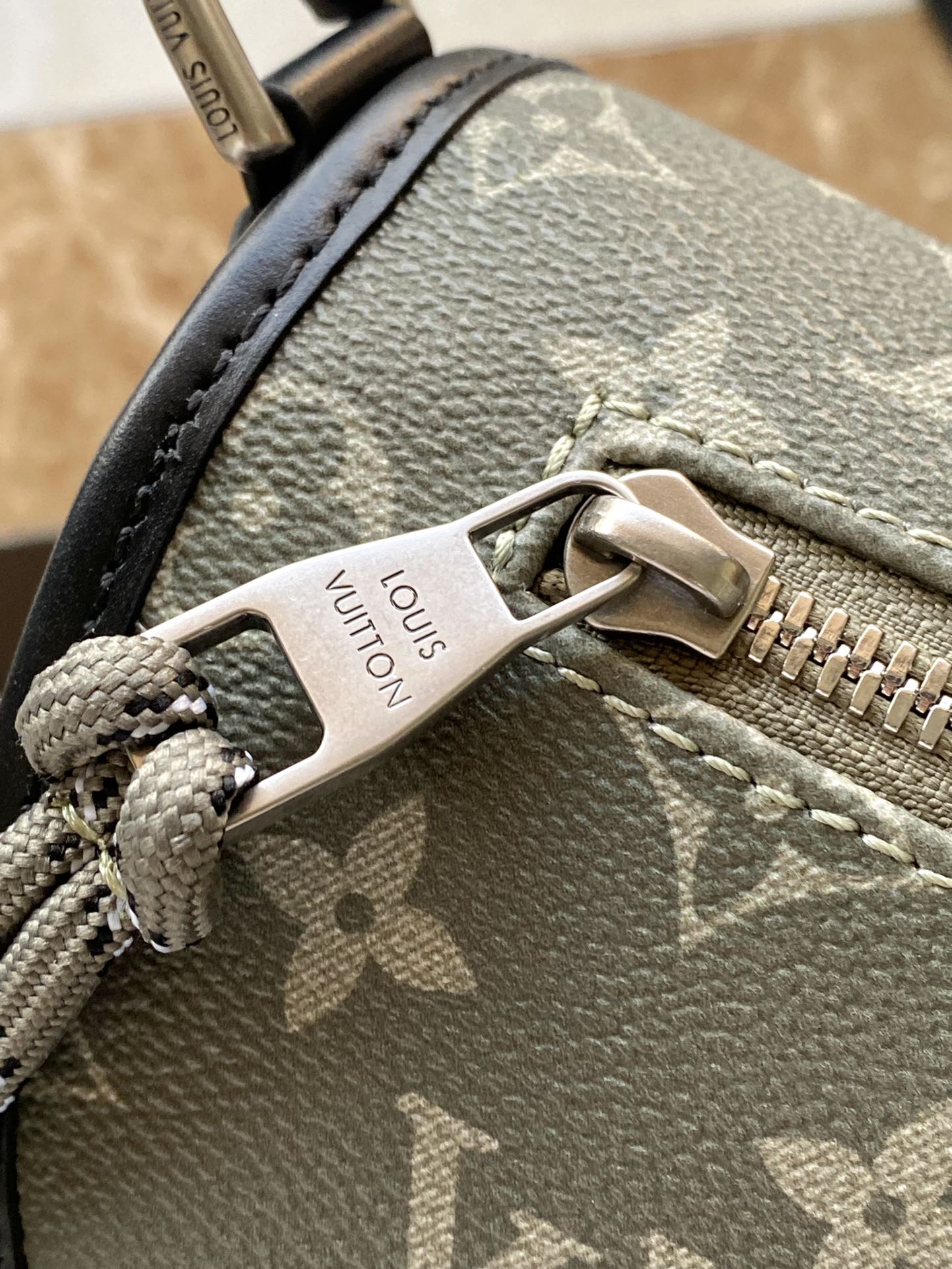 Bagsaaa LV M12625 Pulse Messenger Khaki/Black - 27cm