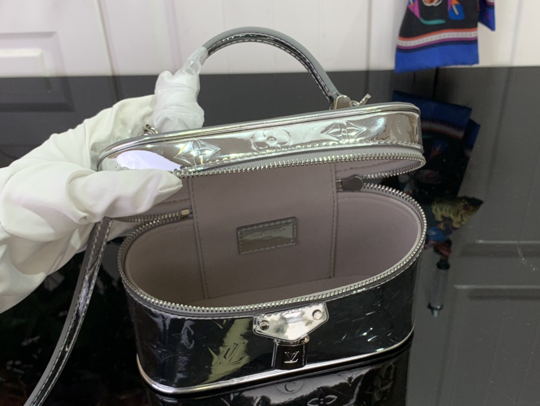 Bagsaaa M26097 LV Ski Vanity Chain Pouch Silver - 19cm