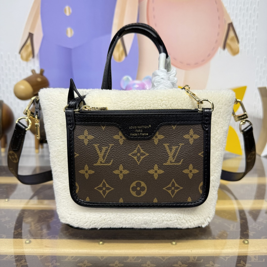 Bagsaaa LV M26315 REVERSIBLE Neverfull Bandoulière Inside Out BB Monogram Shearling - 26.5cm