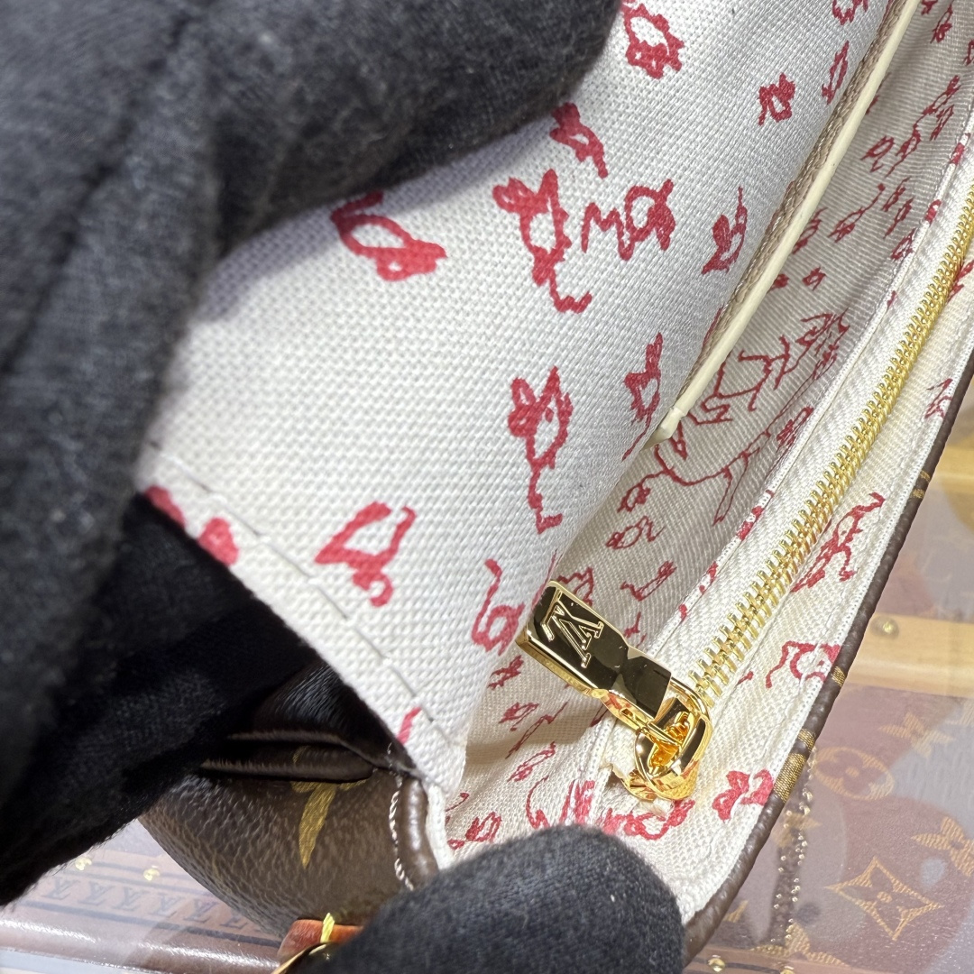 Bagsaaa M15148 L0vis Vvtt0n Travels With Grace Coddington Wallet On Chain Ivy - 23.5cm