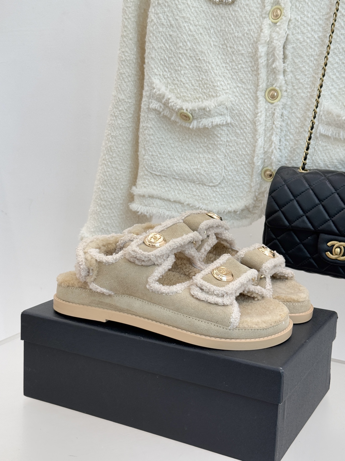 Bagsaaa Ch**el Dad sandals beige & white shearling