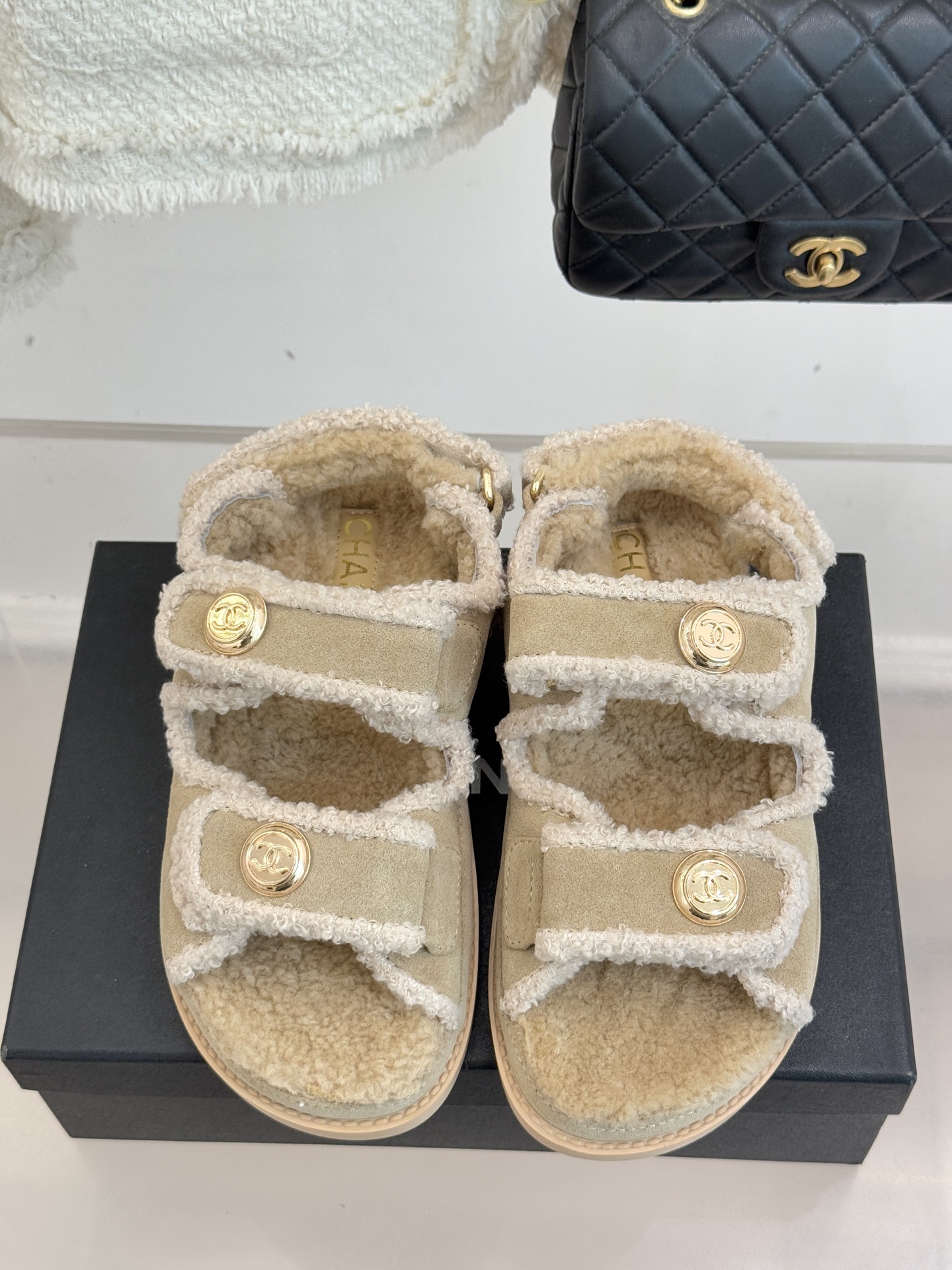 Bagsaaa Ch**el Dad sandals beige & white shearling