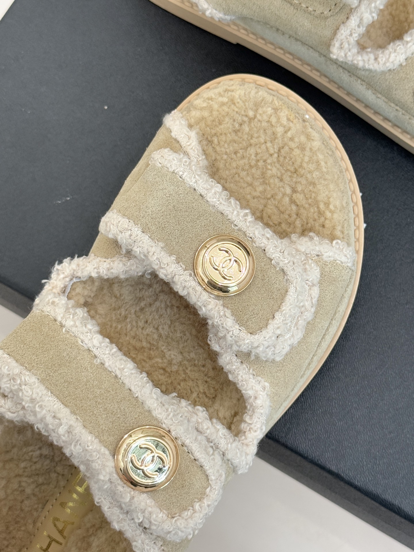 Bagsaaa Ch**el Dad sandals beige & white shearling