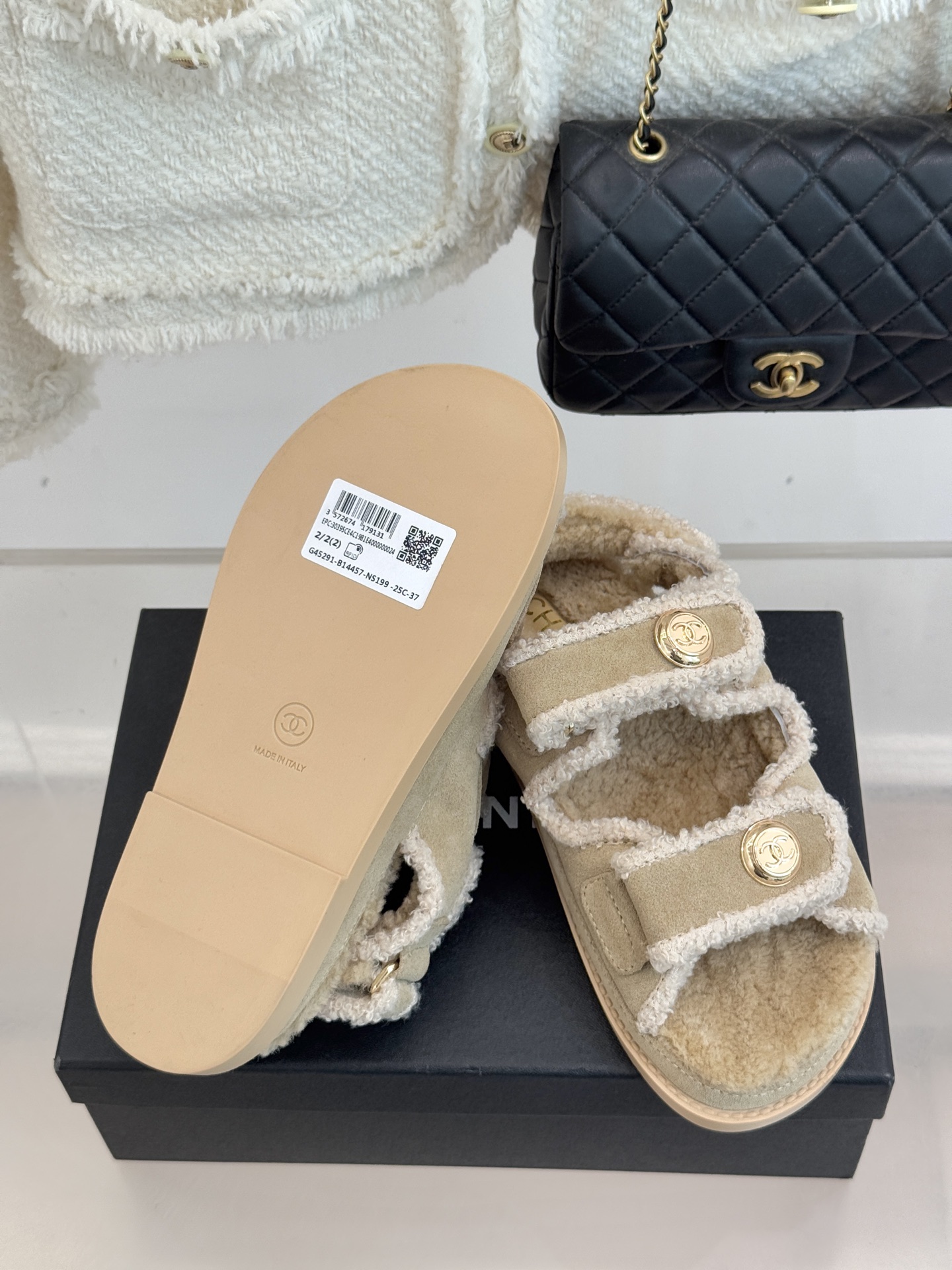 Bagsaaa Ch**el Dad sandals beige & white shearling