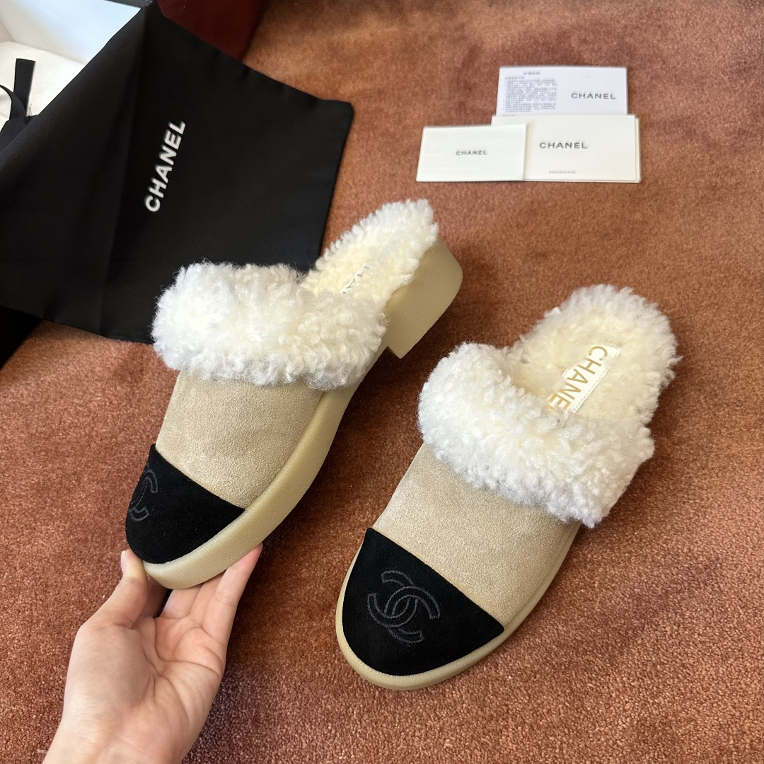 Bagsaaa Ch**el shearling fur and calf hair slippers beige
