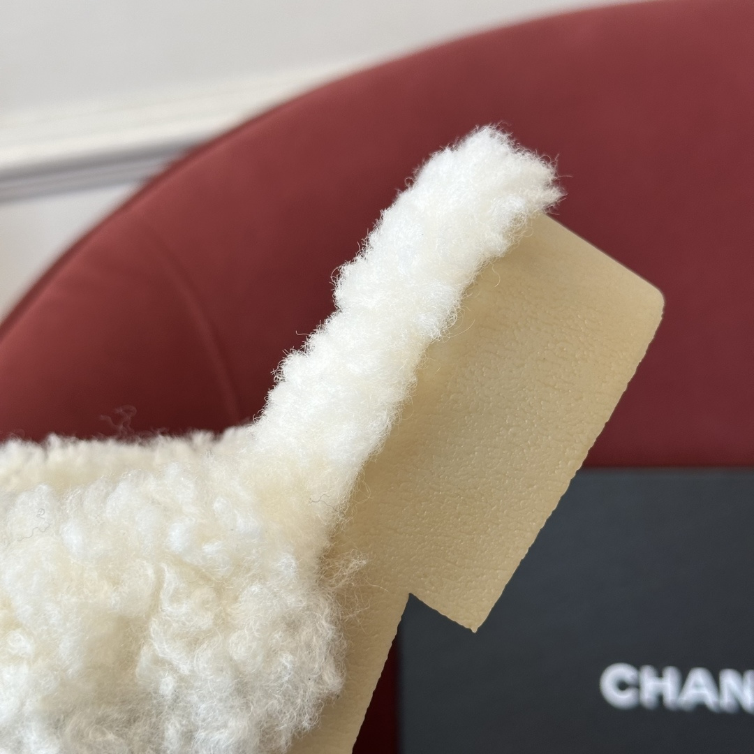 Bagsaaa Ch**el shearling fur and calf hair slippers beige