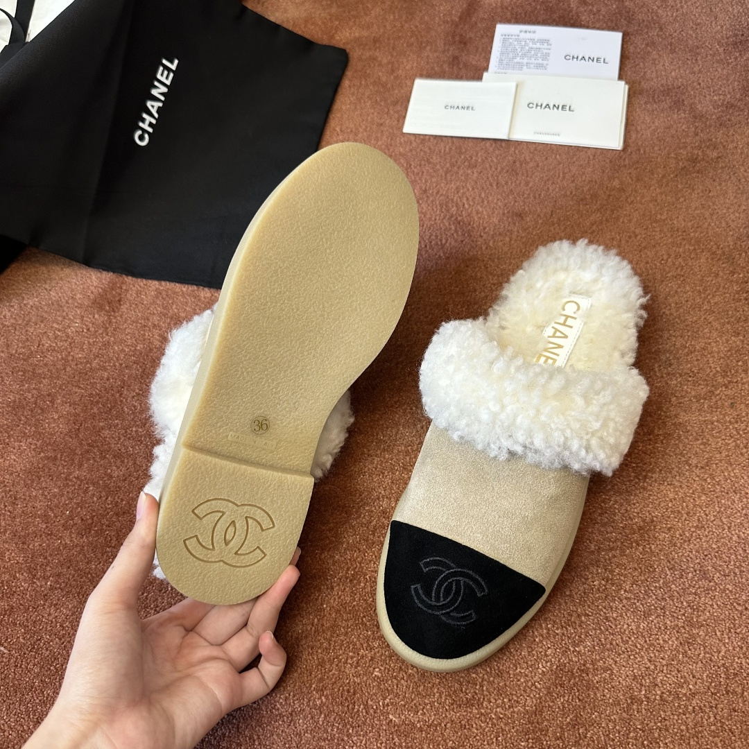 Bagsaaa Ch**el shearling fur and calf hair slippers beige