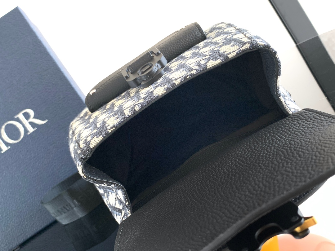 Bagsaaa D10r Gallop Sling Bag Beige and Black D10r Oblique Jacquard with Black Grained Calfskin - 27.5cm