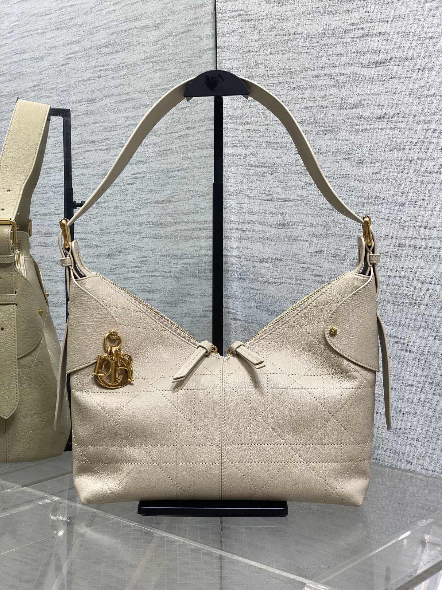 Bagsaaa Medium D10r Voyage Bag Beige Flat Macrocannage Crinkled Calfskin - 28cm