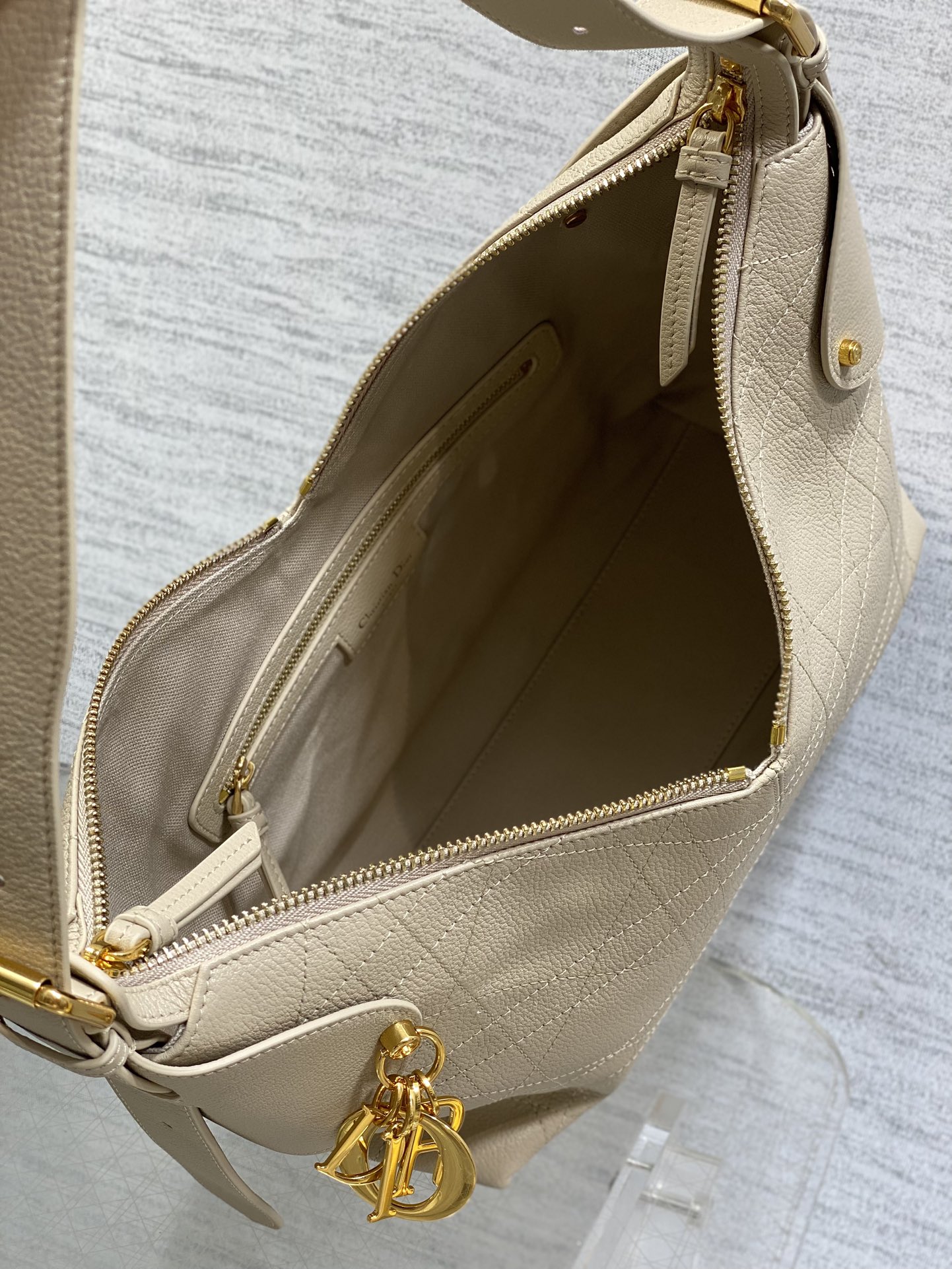 Bagsaaa Medium D10r Voyage Bag Beige Flat Macrocannage Crinkled Calfskin - 28cm
