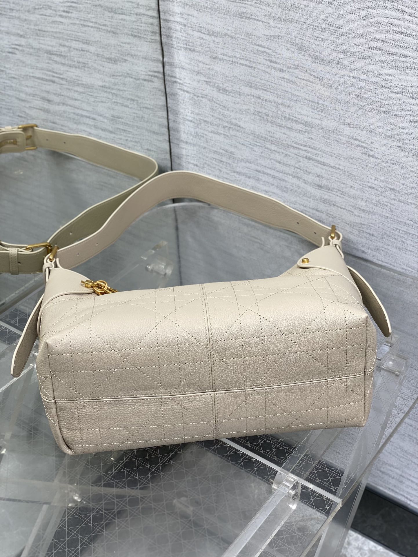 Bagsaaa Medium D10r Voyage Bag Beige Flat Macrocannage Crinkled Calfskin - 28cm