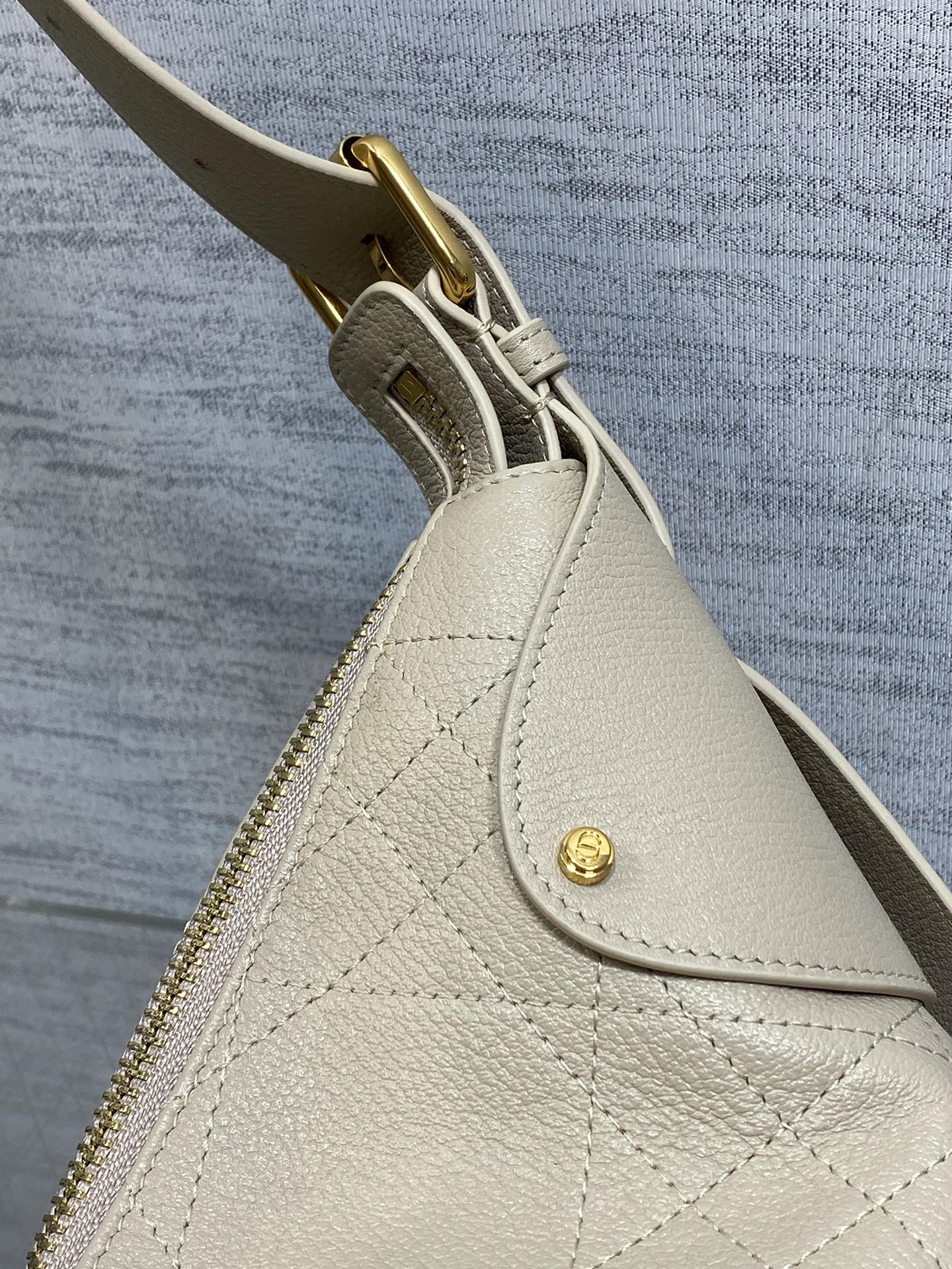 Bagsaaa Medium D10r Voyage Bag Beige Flat Macrocannage Crinkled Calfskin - 28cm