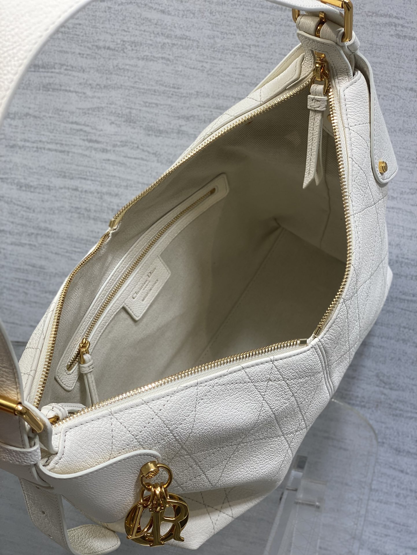 Bagsaaa Medium D10r Voyage Bag White Flat Macrocannage Crinkled Calfskin - 28cm