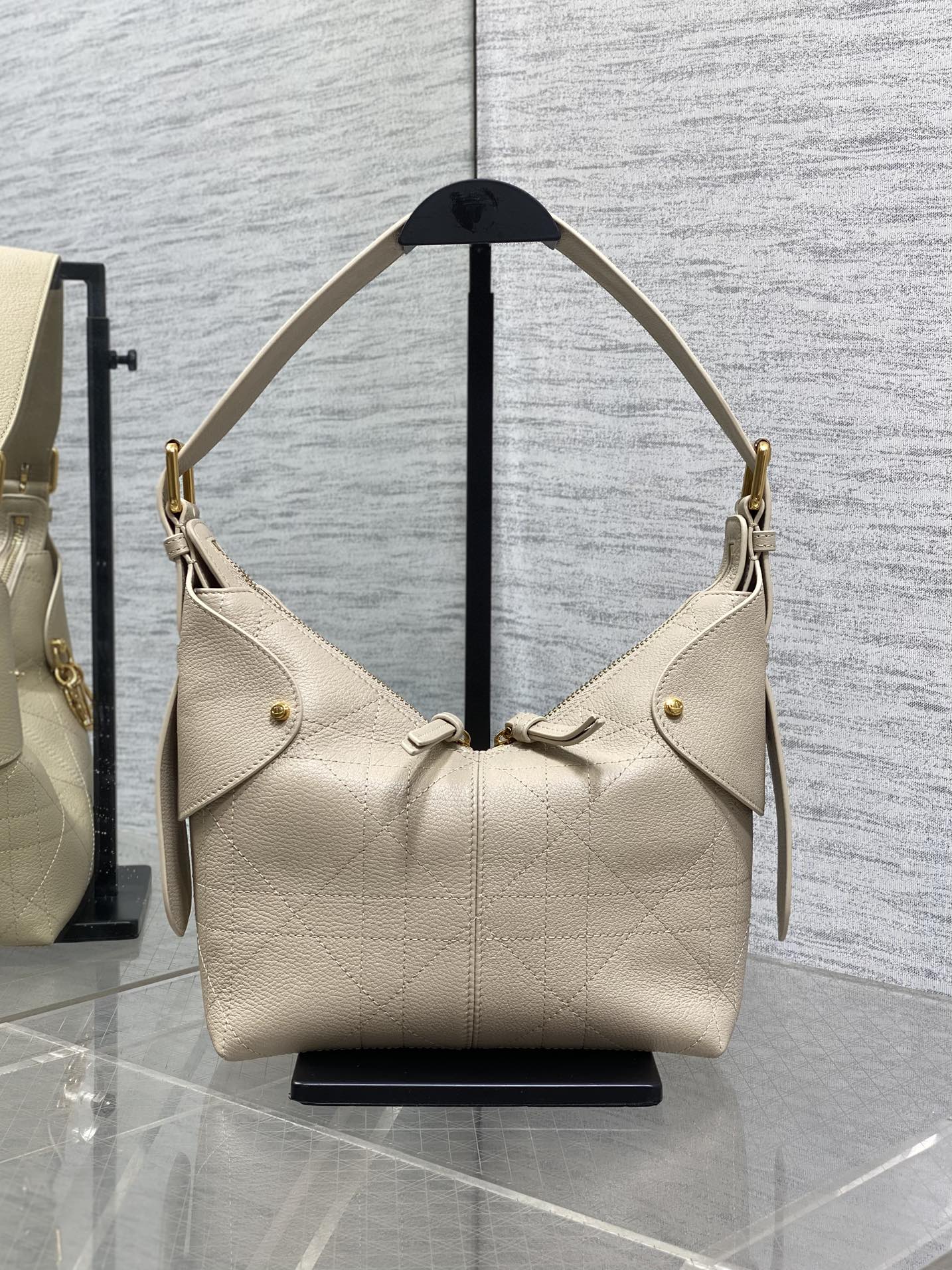 Bagsaaa Small D10r Voyage Bag Beige Flat Macrocannage Grained Calfskin - 22cm