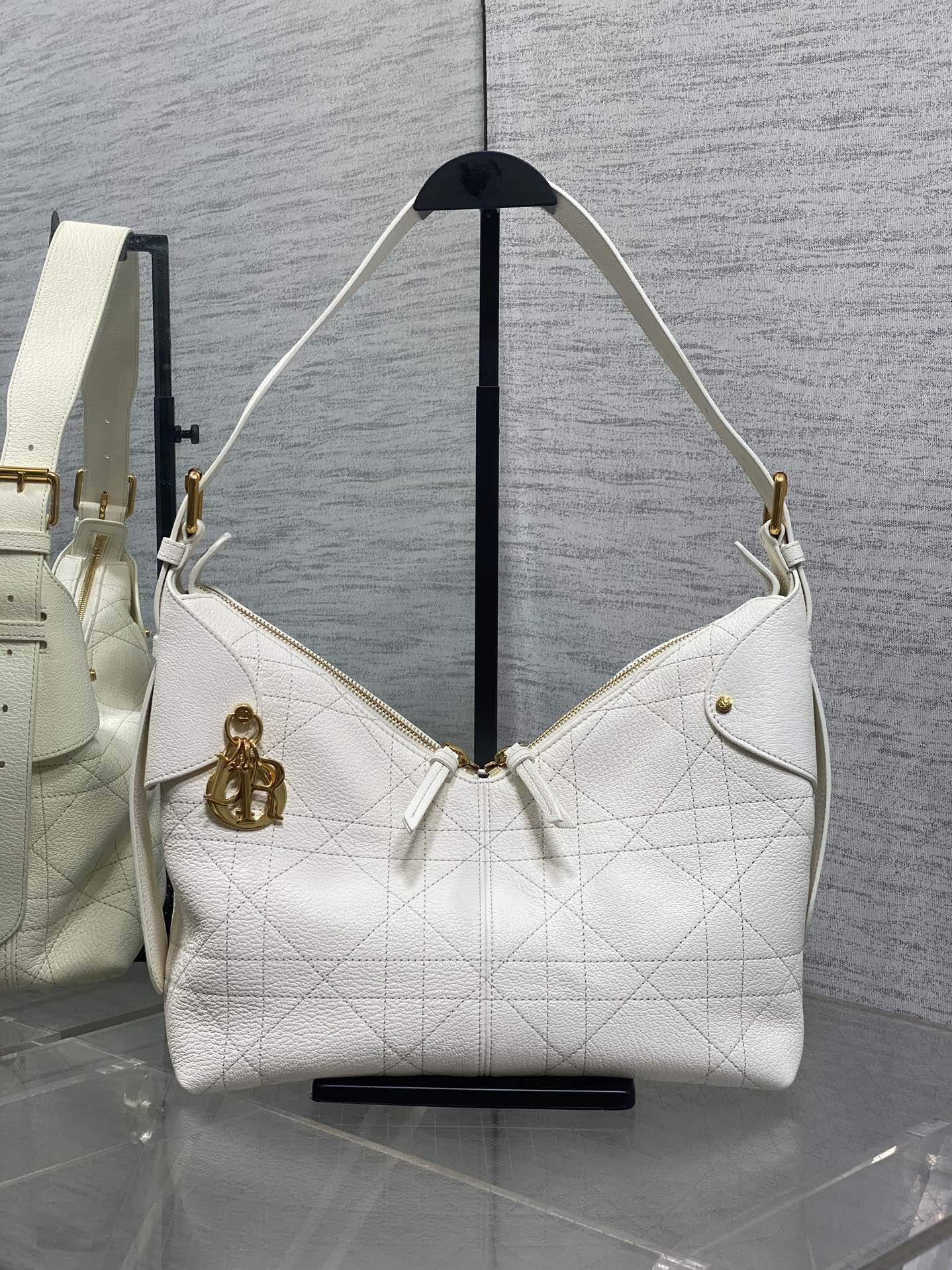 Bagsaaa Medium D10r Voyage Bag White Flat Macrocannage Crinkled Calfskin - 28cm