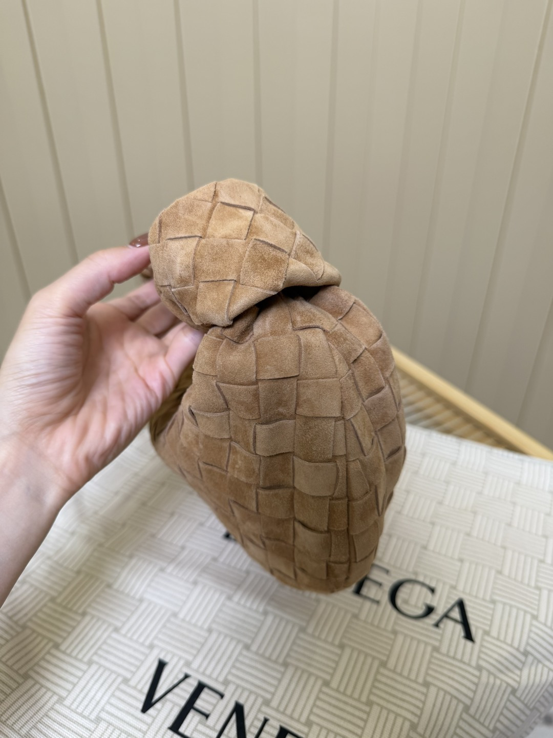 Bagsaaa B0tt*ga Ven*ta Jodie bag in beige suede - 26cm