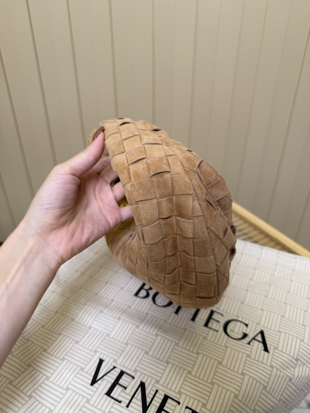 Bagsaaa B0tt*ga Ven*ta Jodie bag in beige suede - 26cm