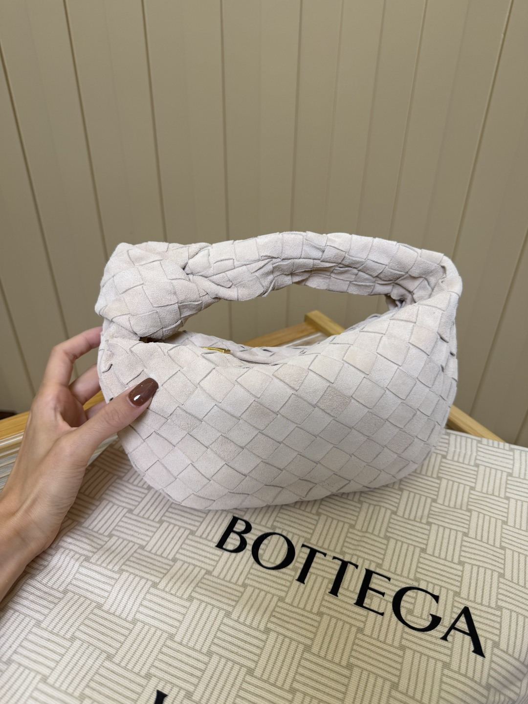 Bagsaaa B0tt*ga Ven*ta Jodie bag in white suede - 26cm
