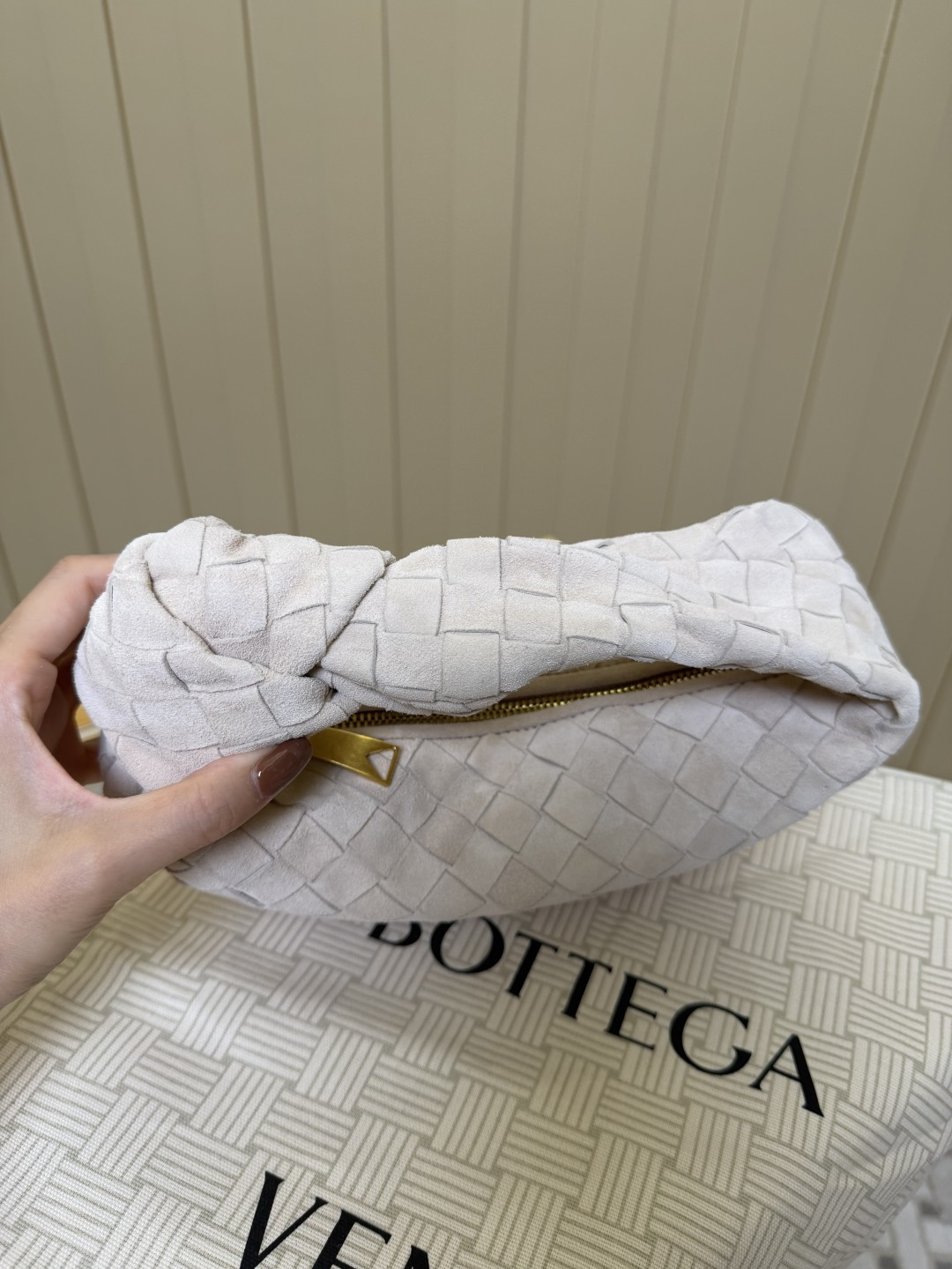 Bagsaaa B0tt*ga Ven*ta Jodie bag in white suede - 26cm