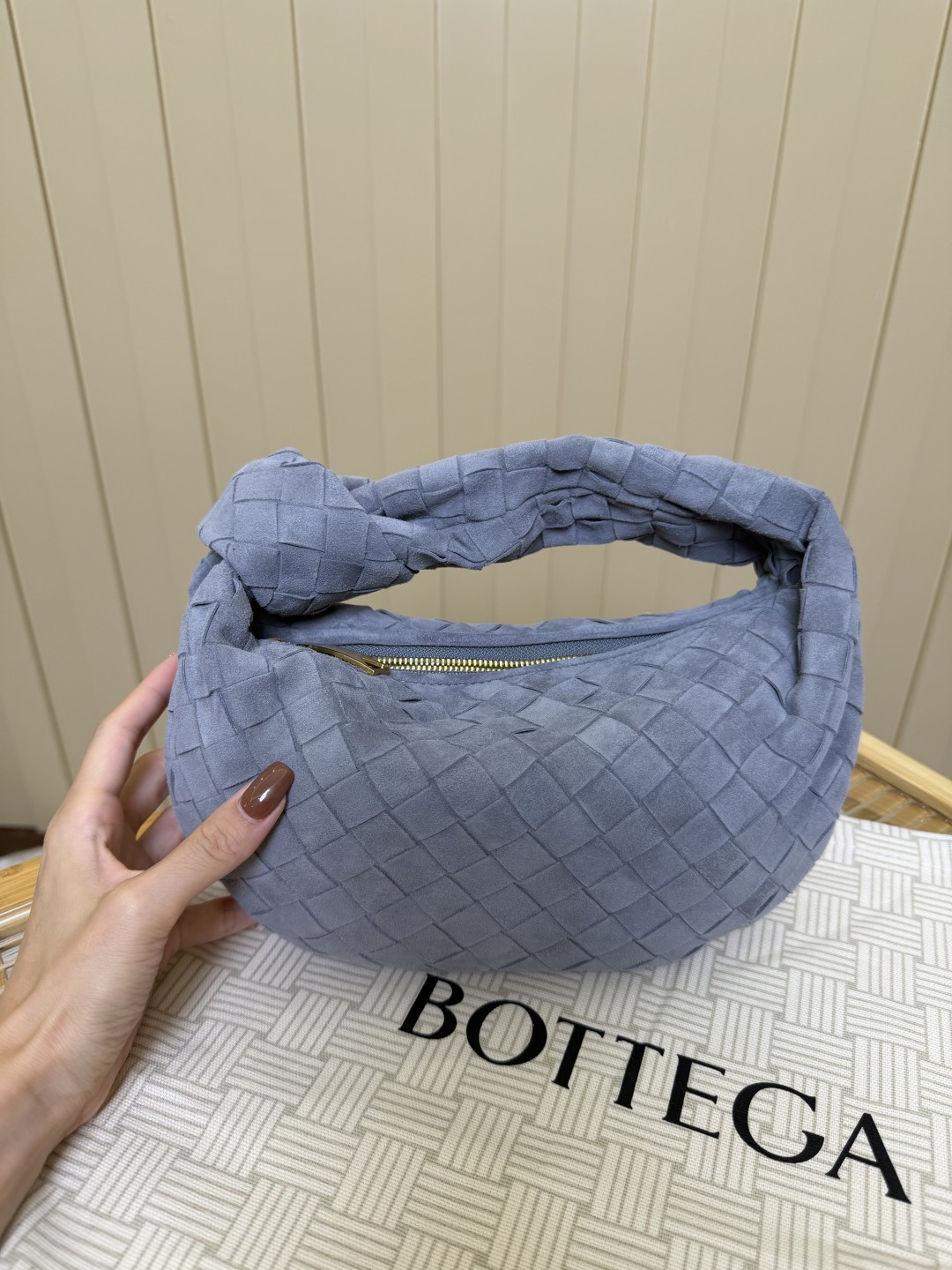 Bagsaaa B0tt*ga Ven*ta Jodie bag in blue suede - 26cm