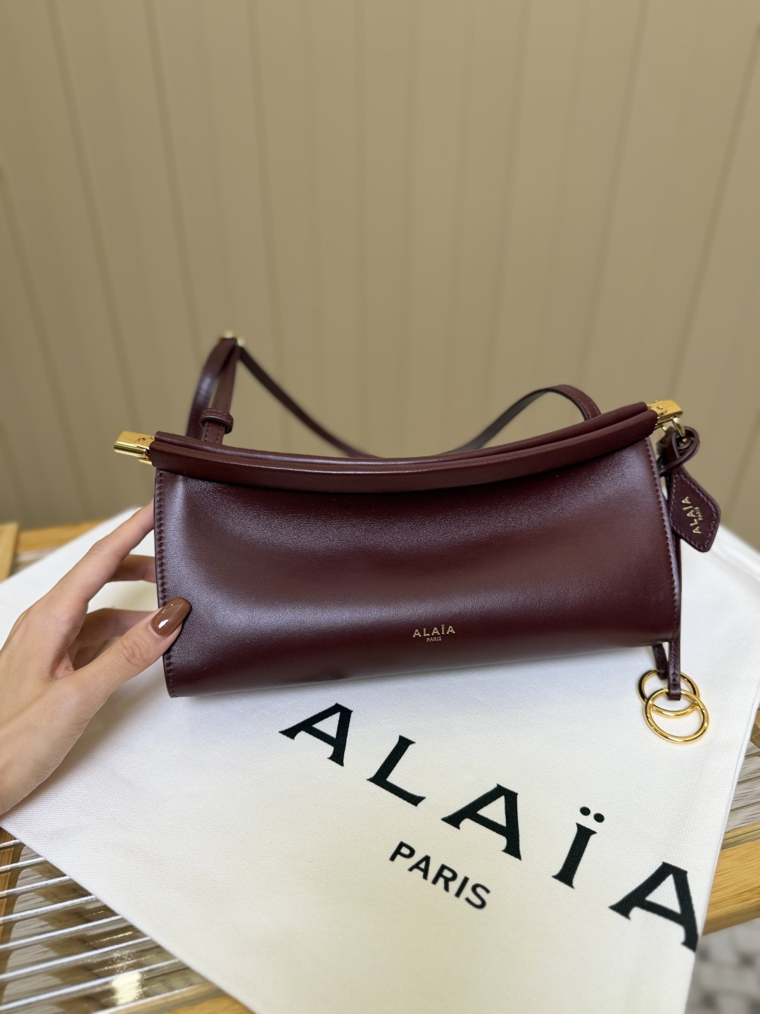 Bagsaaa Alaïa Le Click East West small shoulder bag in burgundy - 25cm