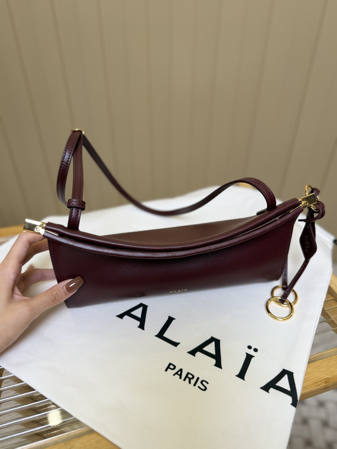 Bagsaaa Alaïa Le Click East West small shoulder bag in burgundy - 25cm