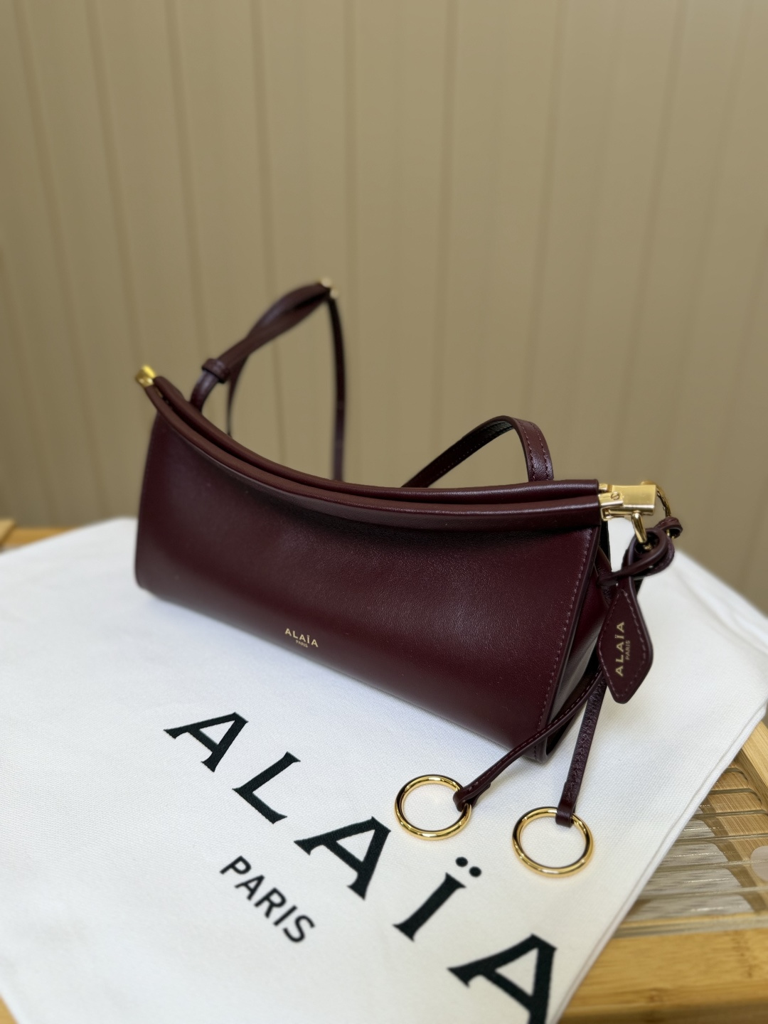 Bagsaaa Alaïa Le Click East West small shoulder bag in burgundy - 25cm