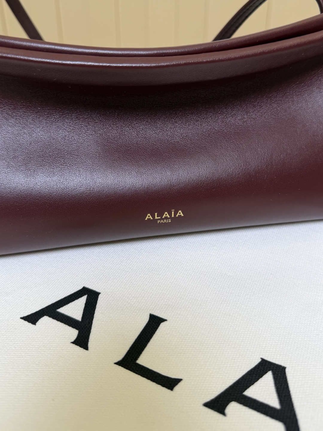 Bagsaaa Alaïa Le Click East West small shoulder bag in burgundy - 25cm