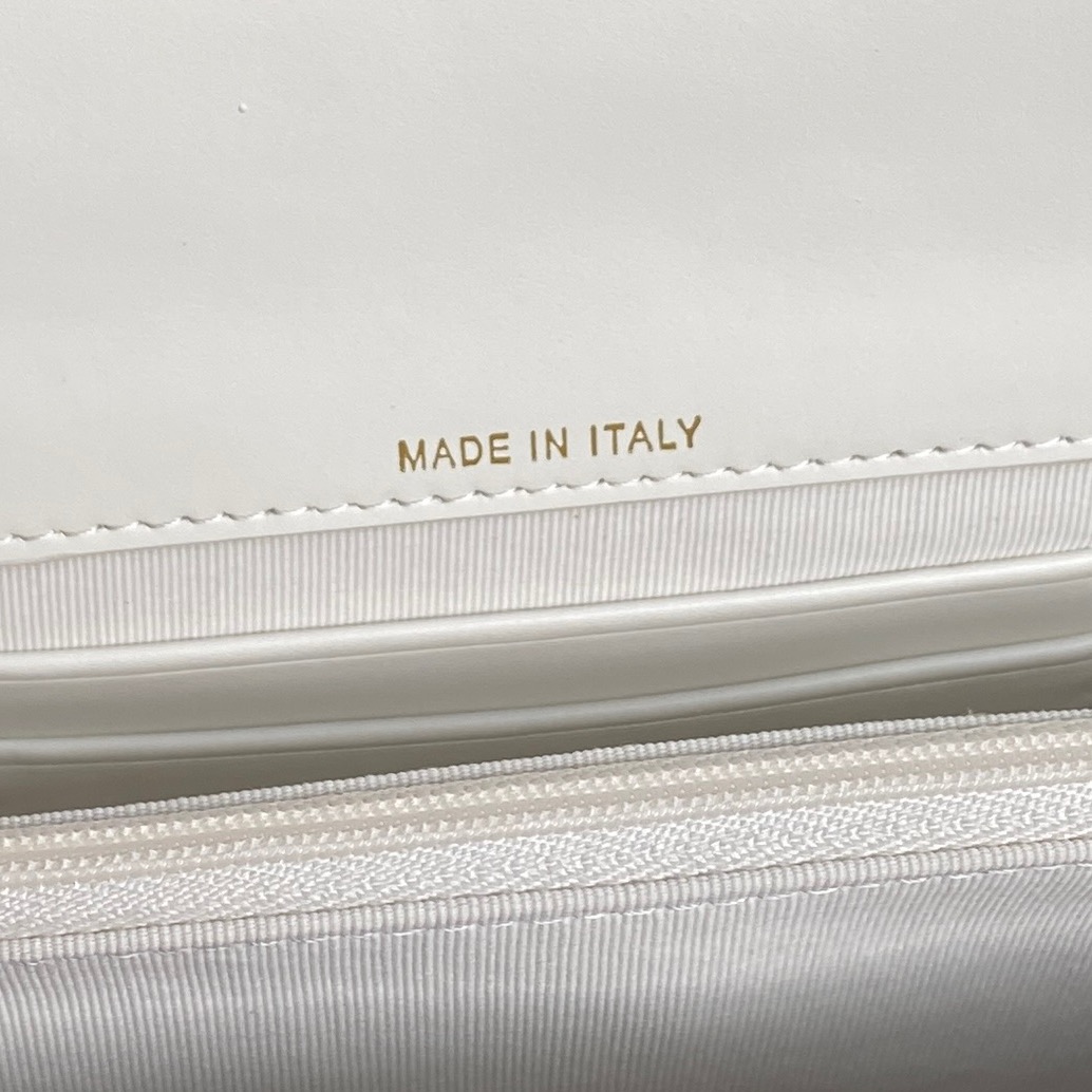 Bagsaaa Ch**el Clutch with chain AP4798 White - 18.5cm