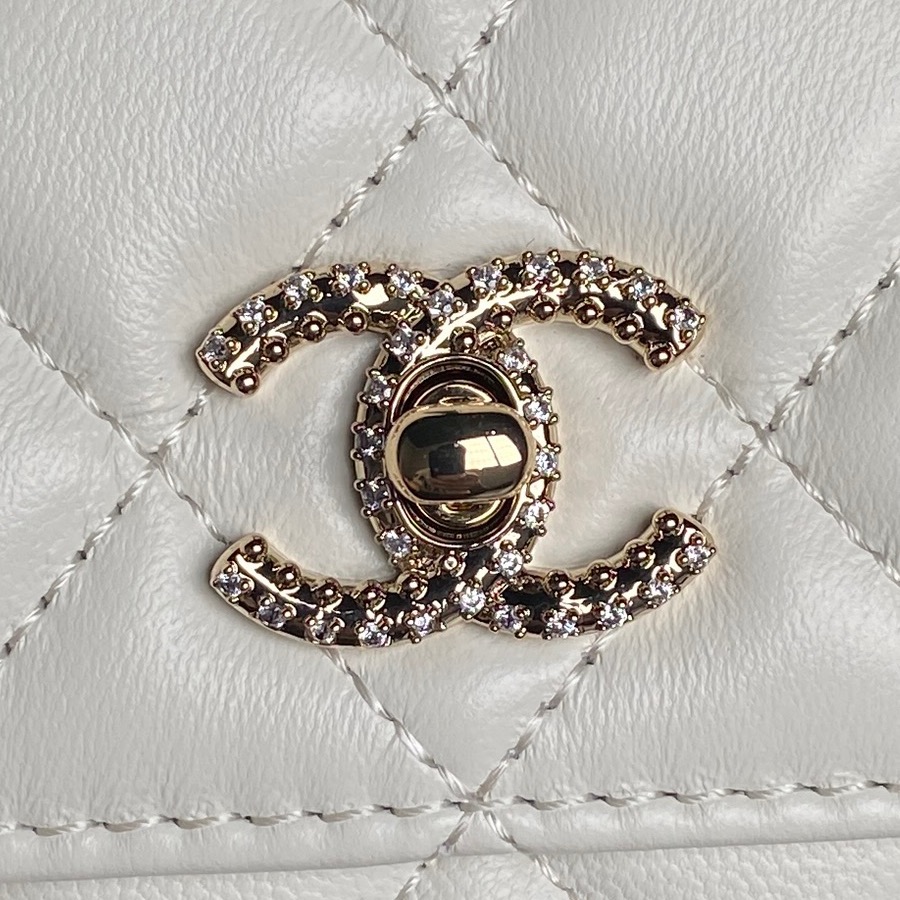 Bagsaaa Ch**el Clutch with chain AP4831 White - 18.5cm