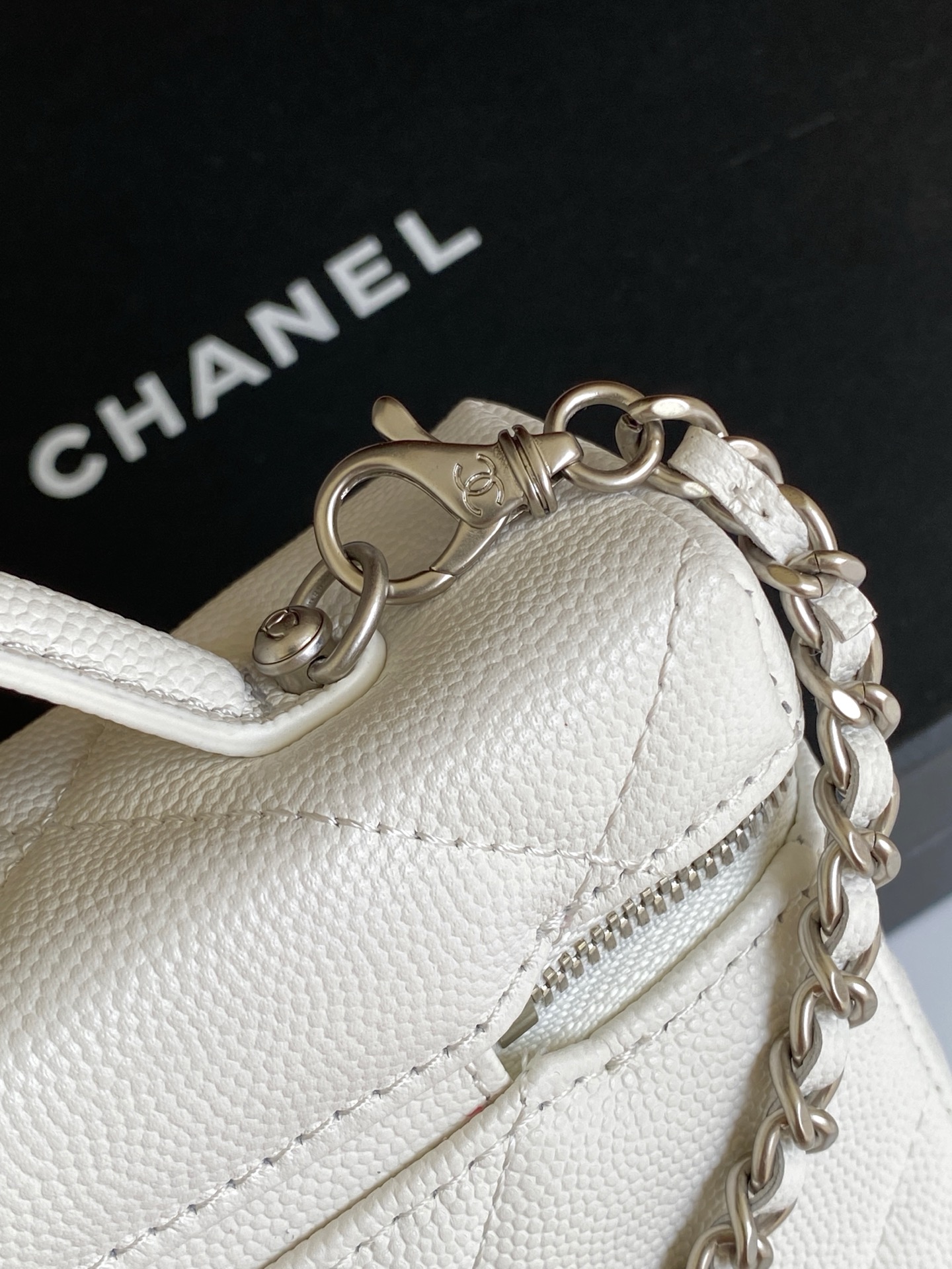 Bagsaaa Ch**el Vanity with Chain AP4936 White - 19.5cm